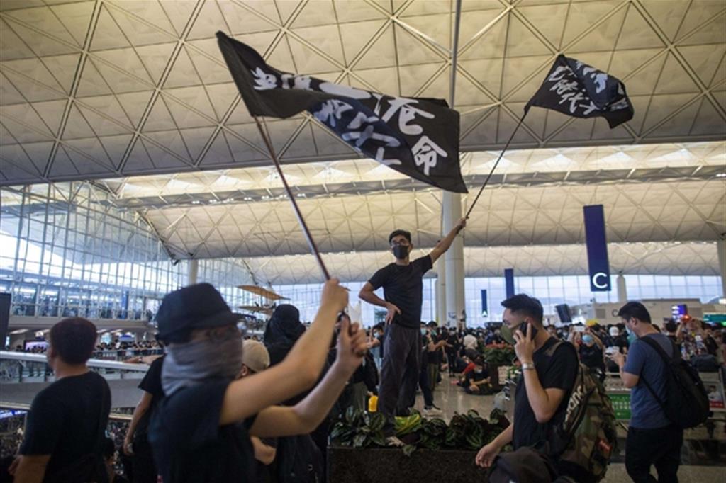 Le proteste a Hong Kong: occupato l'aeroporto (Ansa)