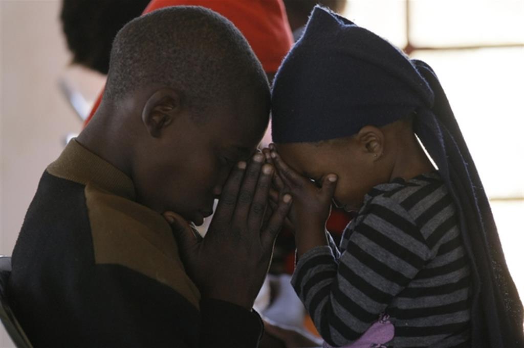 Due bambini sudafricani in preghiera