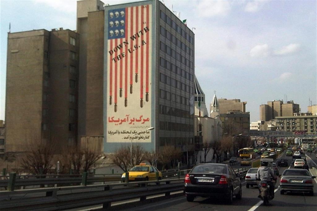 Un maxi cartellone anti Usa vicino a una strada trafficata a Teheran (Ansa)
