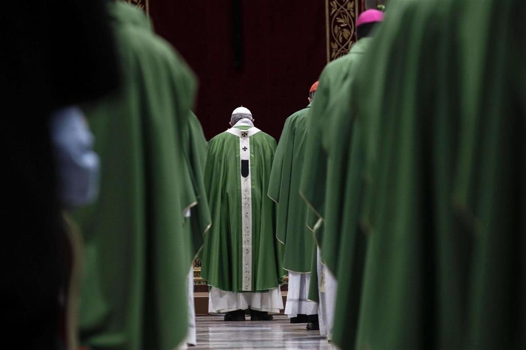 Papa Francesco durante la Messa celebrata domenica scorsa al termine del summit contro gli abusi (Ansa)