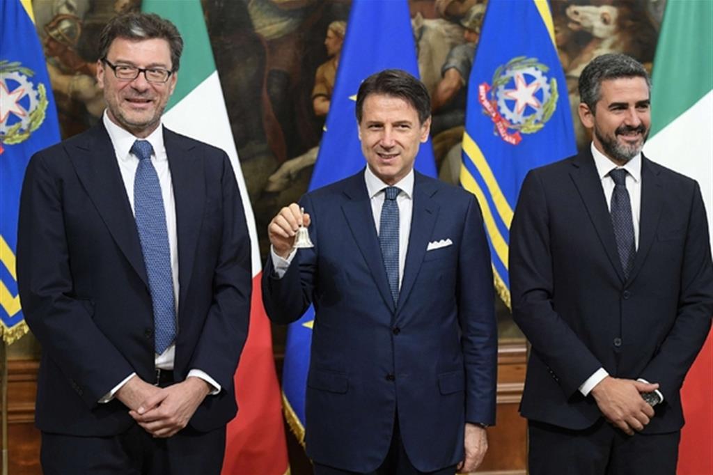 Da sinistra: Giancarlo Giorgetti, Giuseppe Conte, Riccardo Fraccaro durante la Cerimonia della Campanella a Palazzo Chigi. Conte succede a se stesso (Fotogramma)