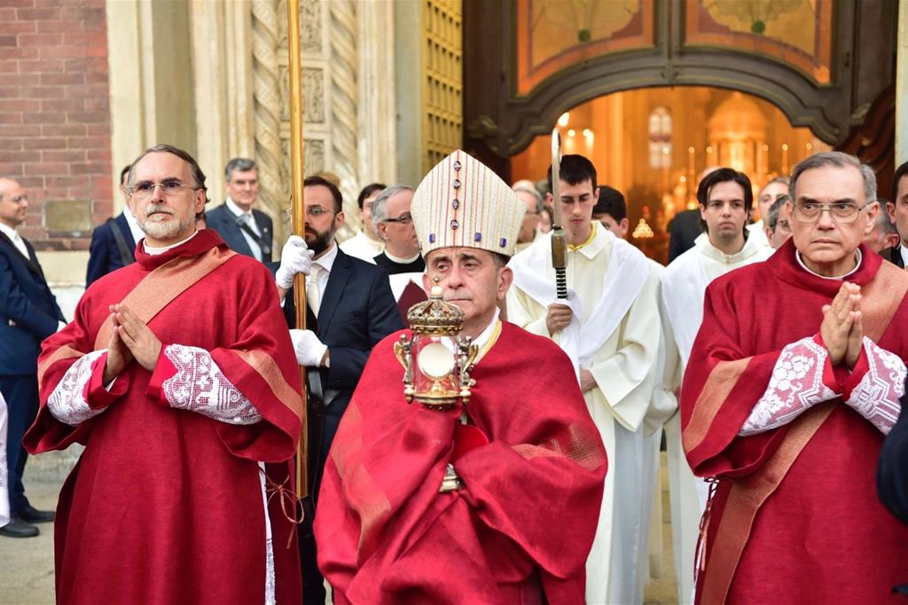 Milano: l'arcivescovo Delpini alla processione del Corpus Domini (Fotogramma)