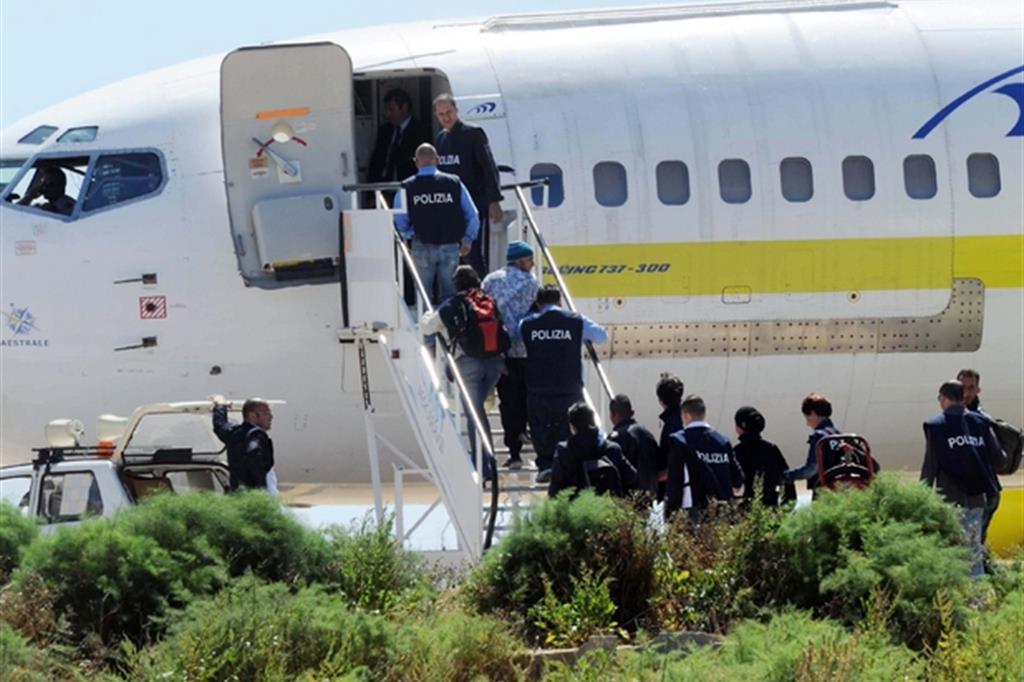 Tripoli rilascia 350 prigionieri sopravvissuti al massacro. In Sicilia sigilli al centro di accoglienza più grande d’Europa. Incertezza sulla sorte di decine di 'espulsi' Rimpatri via aereo da Lampedusa (Ansa)
