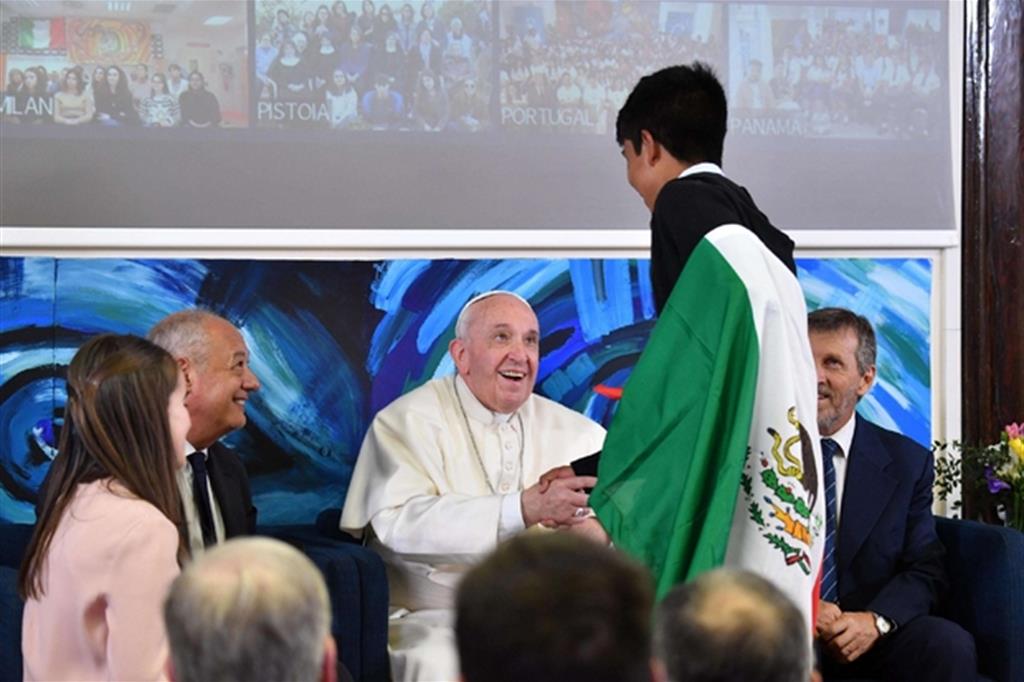 Il Papa dialoga con un giovane messicano (Ansa)