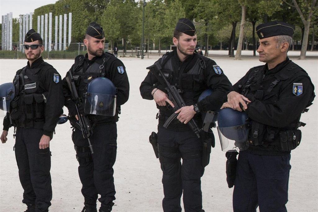 Agenti di polizia armati nella capitale francese