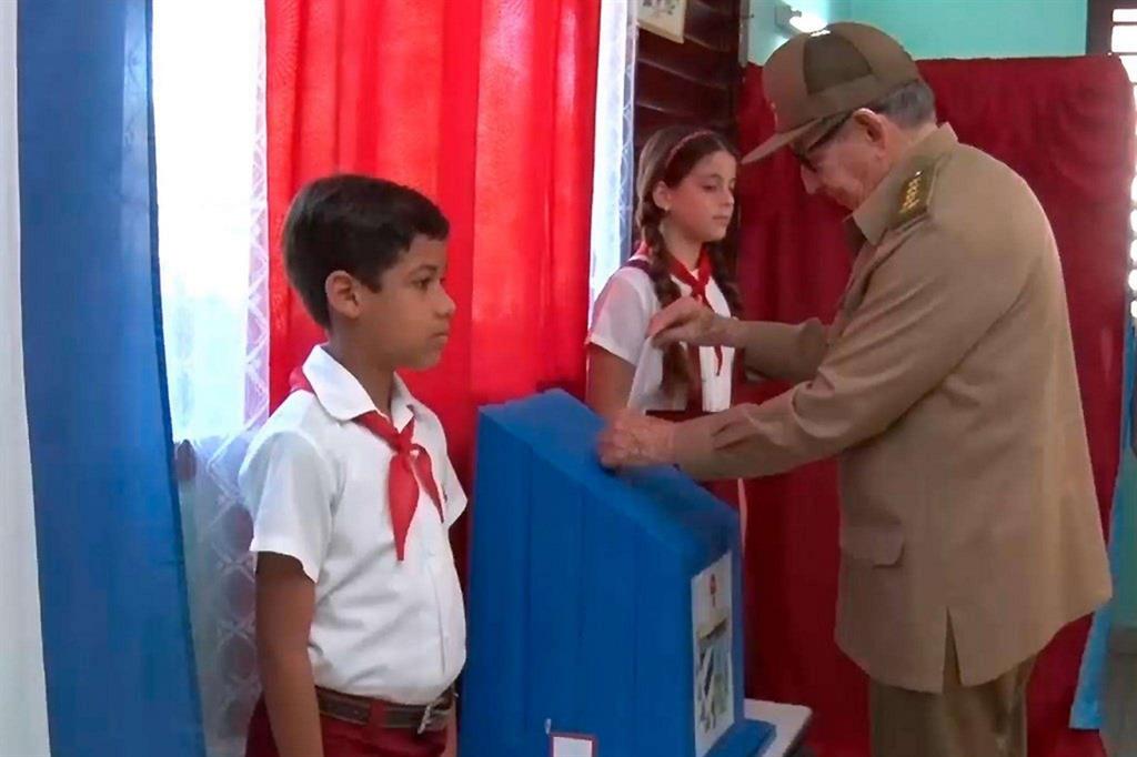 A differenza del leader attuale, Miguel Díaz-Canel, l’ex presidente Raúl Castro non ha fatto alcun intervento al seggio (Epa)