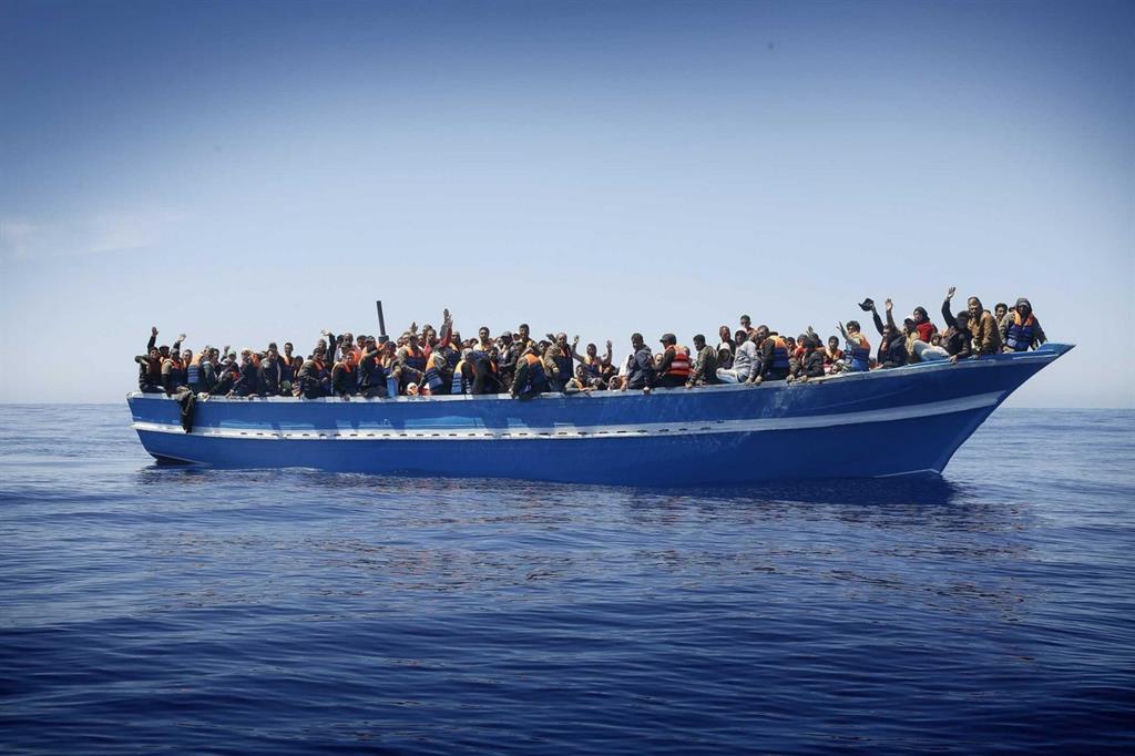 Nuovo allarme: un centinaio di persone alla deriva. Riportati in Libia