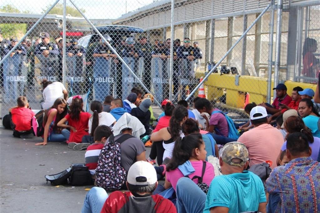 Migranti centroamericani al confine con gli Stati Uniti
