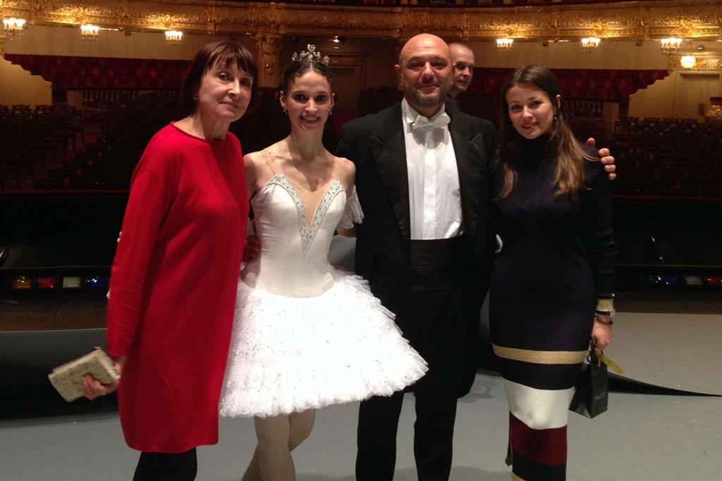 Il direttore d'orchestra, Marcelo Spaccarotella, con le ballerine del Teatro Bol’šoj di Mosca