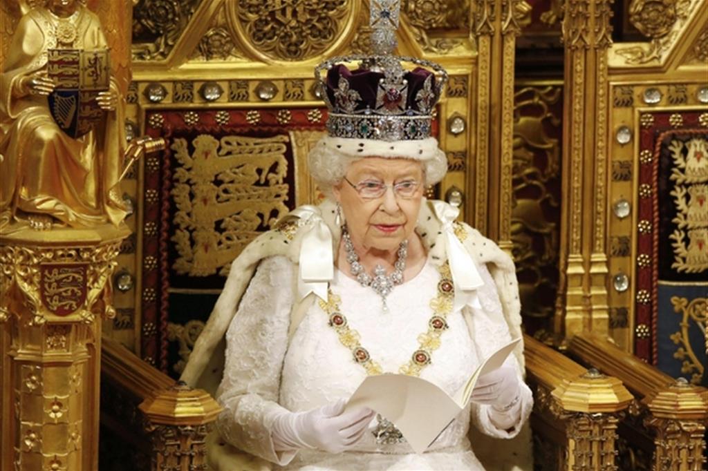 La regina Elisabetta d'Inghilterra non rinuncerà però al tradizionale ermellino nella cerimonia di apertura del Parlamento (Ansa)