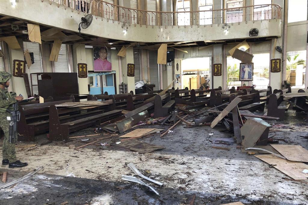 La distruzione dentro la chiesa colpita dalla bomba (Foto delle Forze armate filippine via Ansa