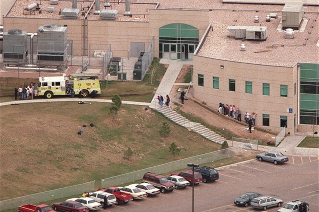 L'evacuazione della Columbine High School il 20 aprile 1999