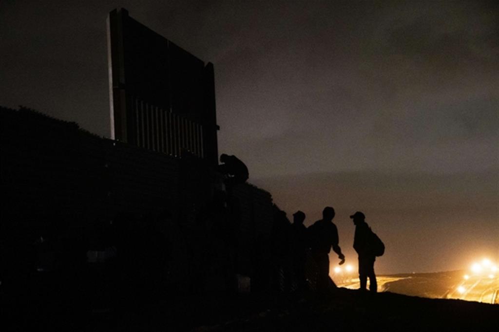 Un centinaio di migranti ecuadoregni sono respinti nella notte di San Silvestro al confine di Tijuana (Ansa)