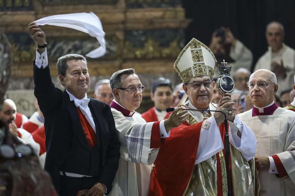 Nel duomo di Napoli il cardinale Crescenzio Sepe con l'ampolla contenente il sangue di san Gennaro (Fotogramma)