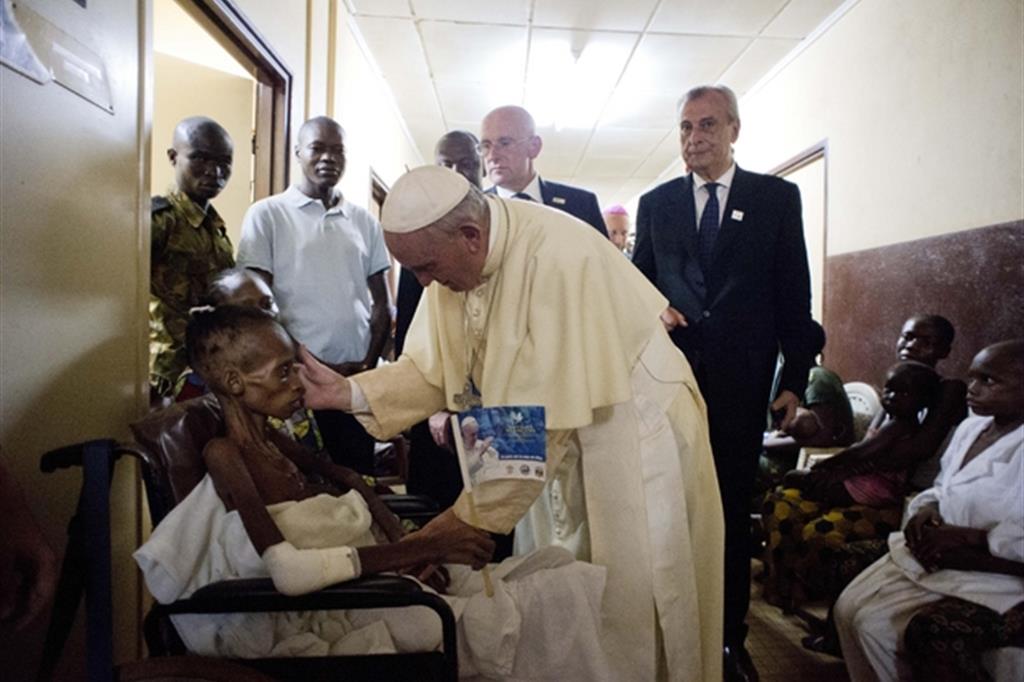 Papa Francesco visita la pediatria di Bangui e promette: non vi dimenticherò! Era il 29 novembre 2015 (Ansa)