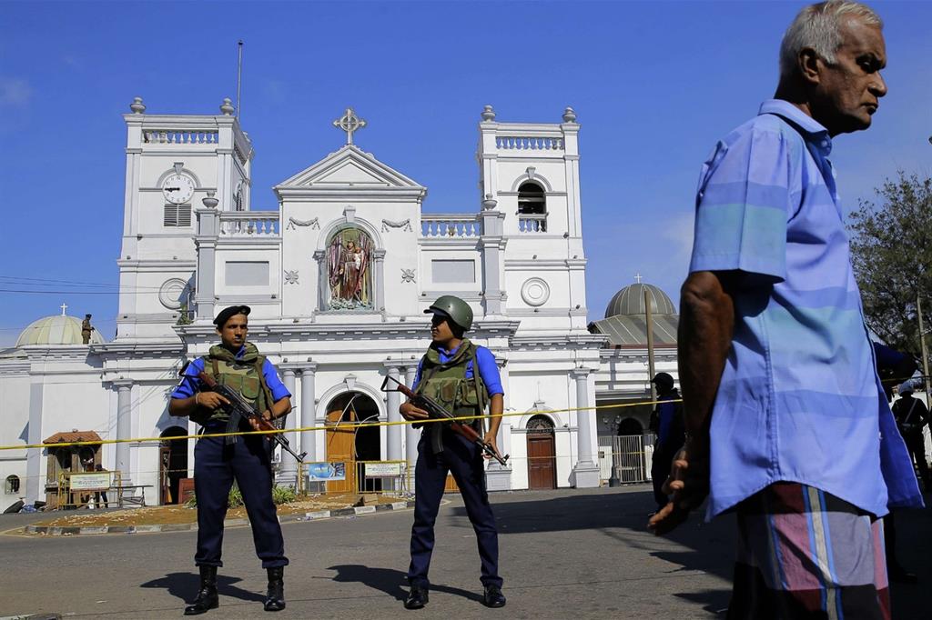 Soldati davanti alla chiesa di Sant'Antonio a Colombo all'indomani della strage (Ansa)