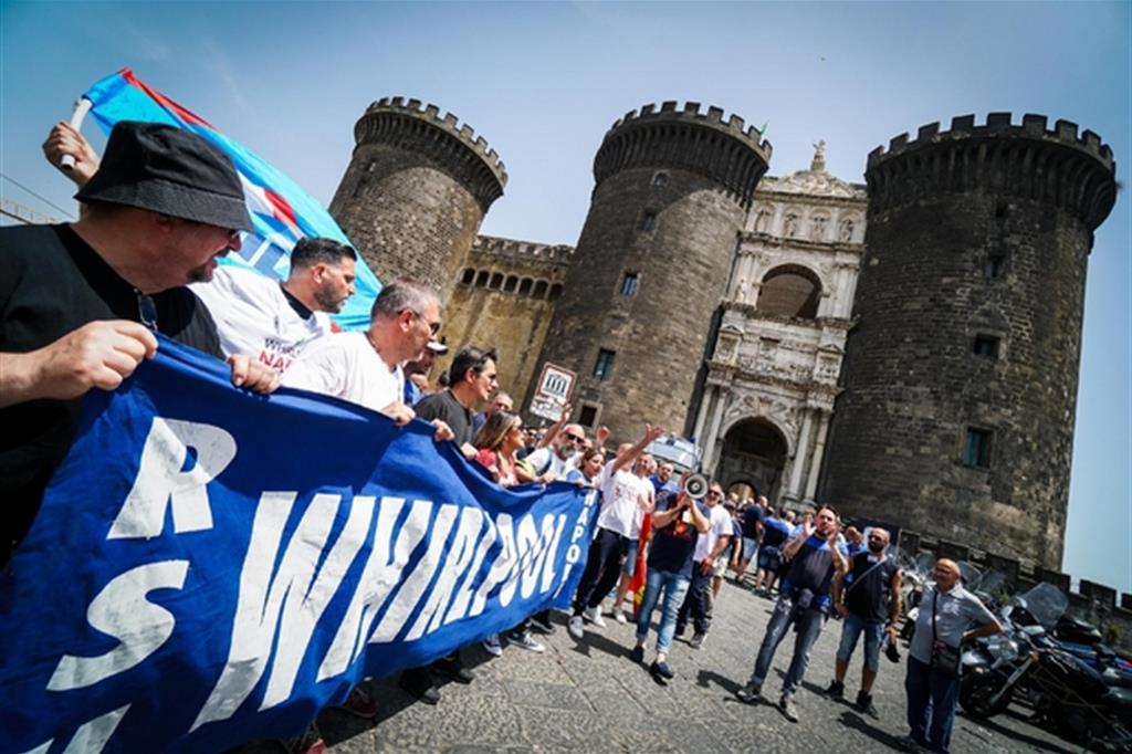 La protesta dei lavoratori della Whirlpool all'esterno del Maschio Angioino a Napoli lo scorso inverno (Ansa)