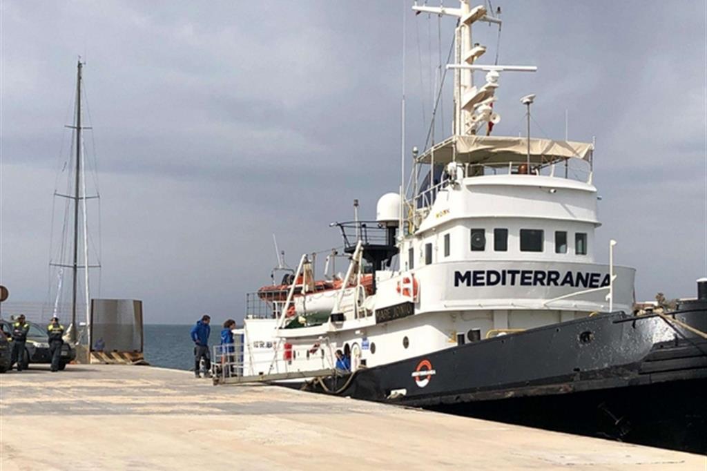 La nave Mare Jonio attraccata alla banchina del porto di Lampedusa