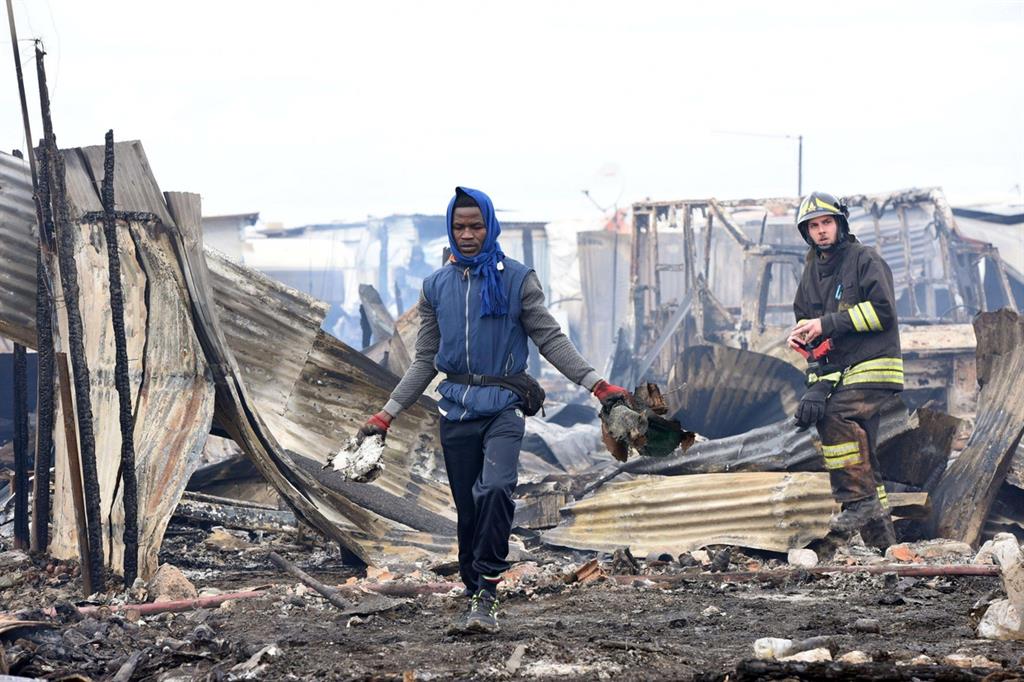 Baracche distrutte dall'incendio divampato nella notte al "gran ghetto" dei migranti che si trova nelle campagne tra San Severo e Rignano Garganico, nel Foggiano (Ansa)