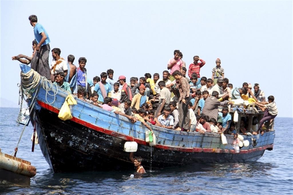 Un'imbarcazione di profughi Rohingya approda a Phuket in Thailandia (Ansa)