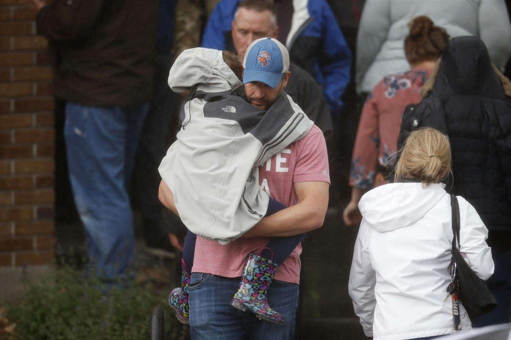 I genitori portano via i loro figli dopo la sparatoria nella scuola Stem vicino a Denver, in Colorado (Ansa)