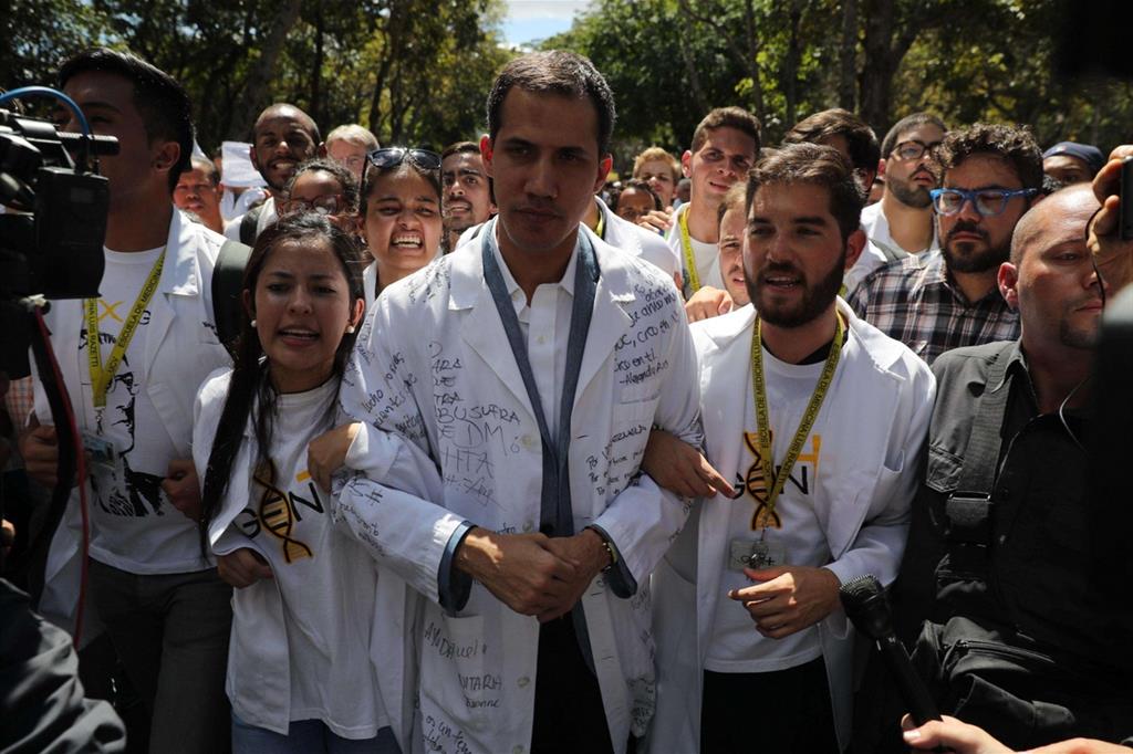 Juan Guaidó assieme ai medici scesi in strada per protesta a Caracas (Ansa)