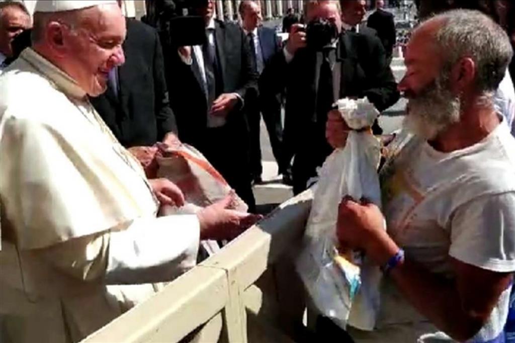 Il padre separato dopo 2.300 chilometri a piedi ha salutato il Papa