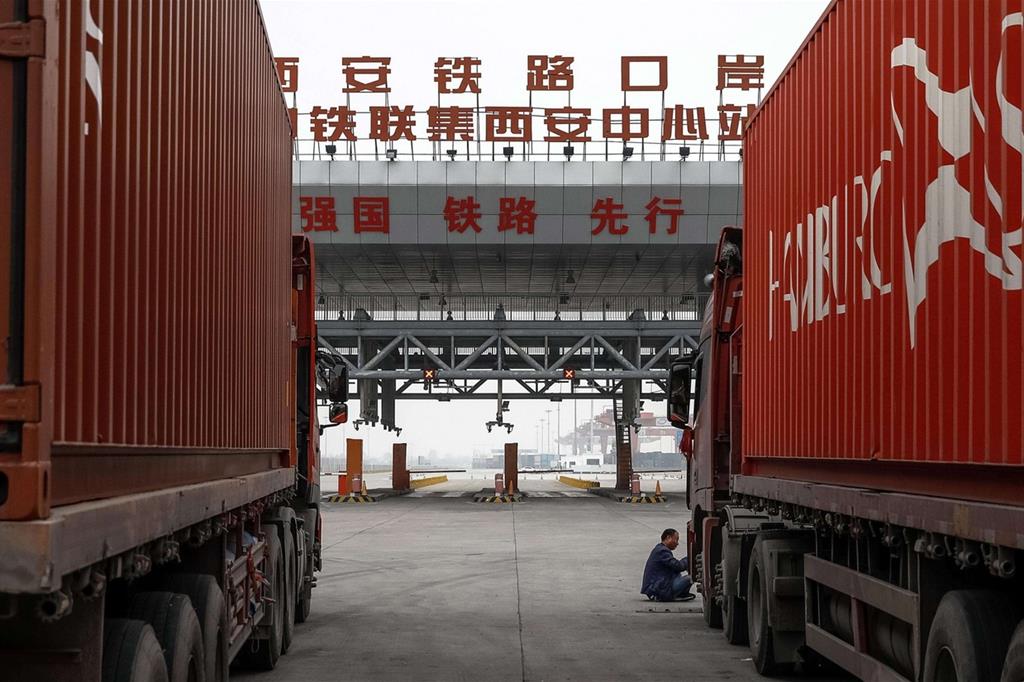 Due camion cinesi pronti ad entrare nell'interporto di Xi'An (Ansa)