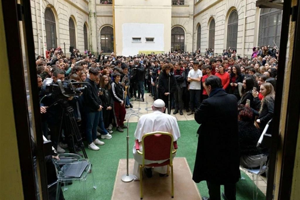 Il Papa va al liceo: siate coerenti con la vostra fede