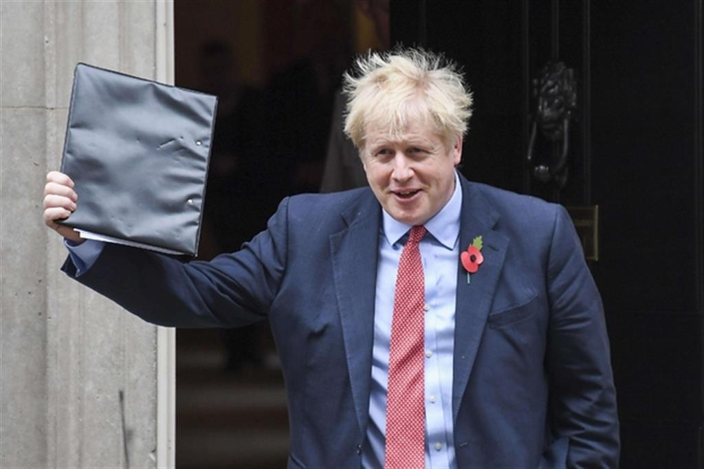 Il premier Boris Johnson lascia Downing street per andare a Westminster dove i deputati hanno dato l'ok a elezioni generali il prossimo 12 dicembre (Ansa)