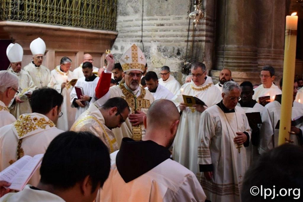 La Veglia Pasquale nella Basilica del Santo Sepolcro a Gerusalemme con l'arcivescovo Pizzaballa (lpj.org)