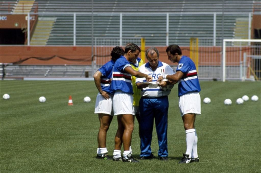 Vujadin Boskov mentre studia la tattica con Vialli e Mancini alla Sampdoria