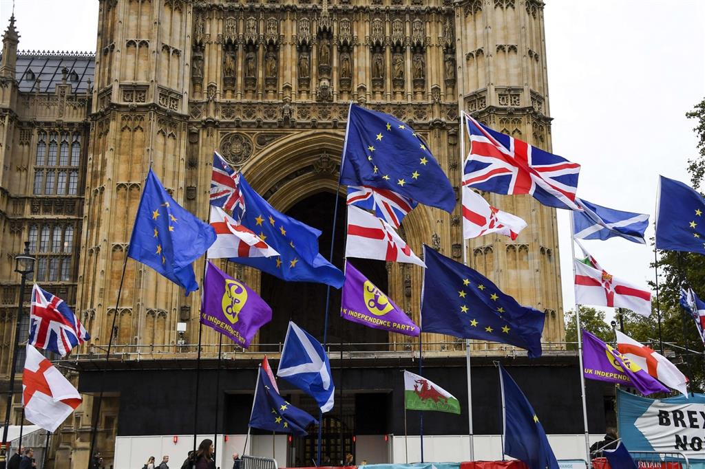 Bandiere europee e britanniche sventolano fuori da Westminster