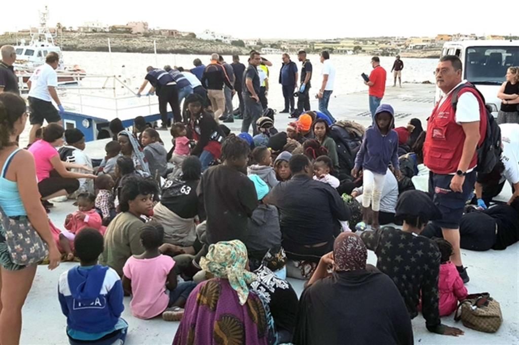 Nella notte a Lampedusa i 180 migranti salvati dalle motovedette