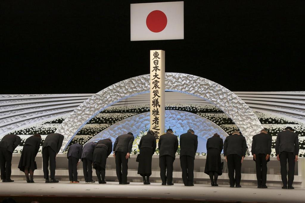 I familiari delle vittime di Fukushima rendono omaggio al memoriale a Tokyo (Ansa)