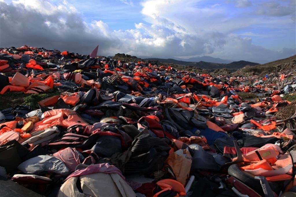 Migliaia di salvagenti ammassati nella discarica locale a Lesbo, a due passi dal mare / Ghirardelli