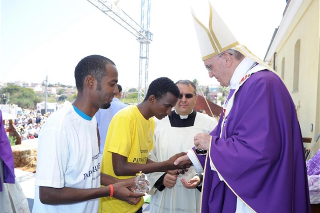 Il Papa a Lampedusa l'8 luglio 2013 (Ansa)