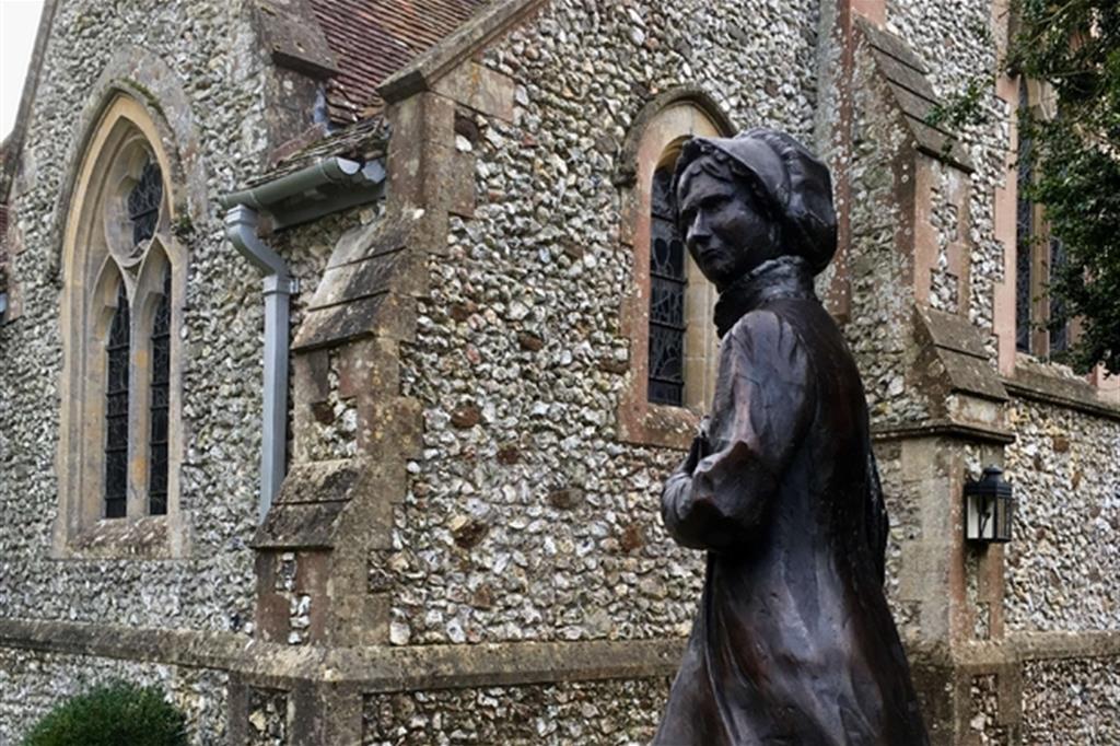 Una statua di Jane Austen commemora la famosa scrittrice inglese