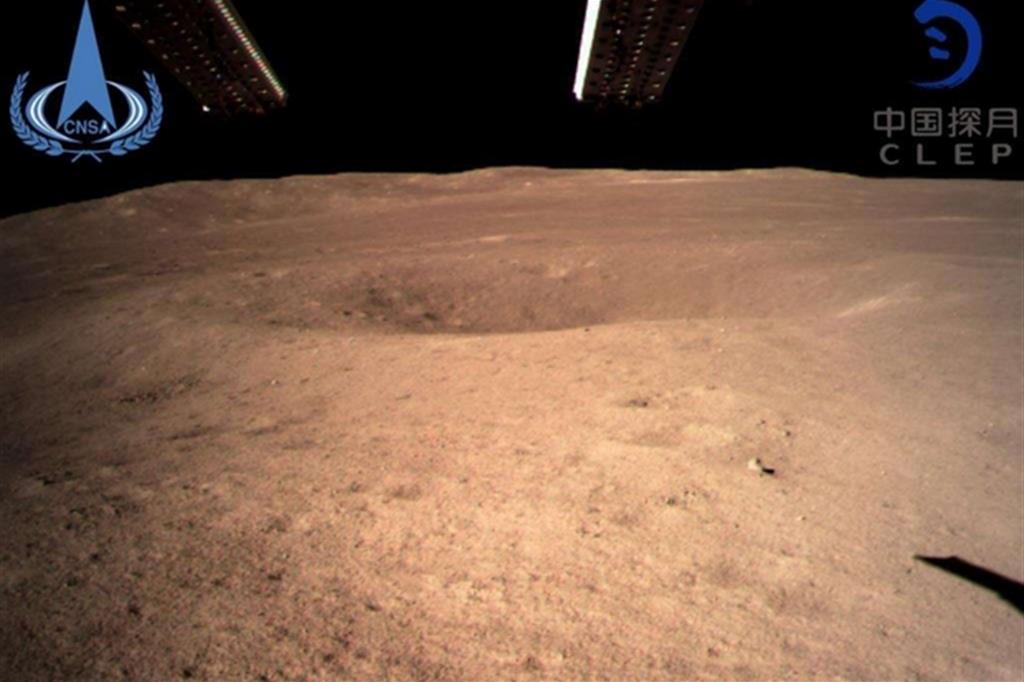 Le prime immagini della Luna inviate dalla sonda cinese (Ansa)