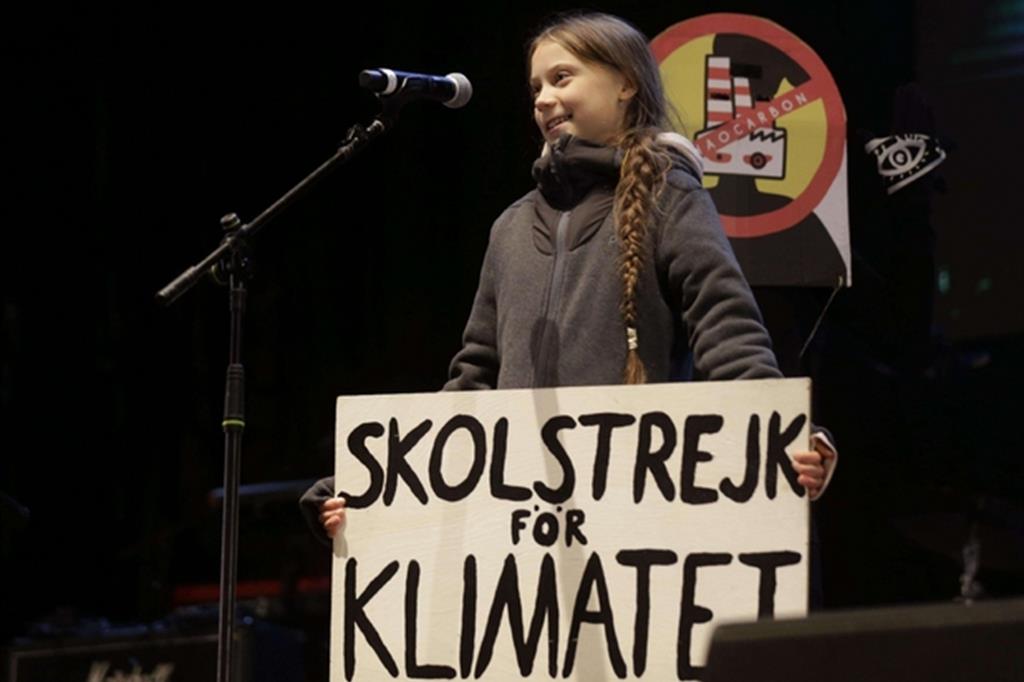Greta Thunberg parla alla folla accorda per la marcia per il clima in occasione della cop25 a Madrid (Ansa)