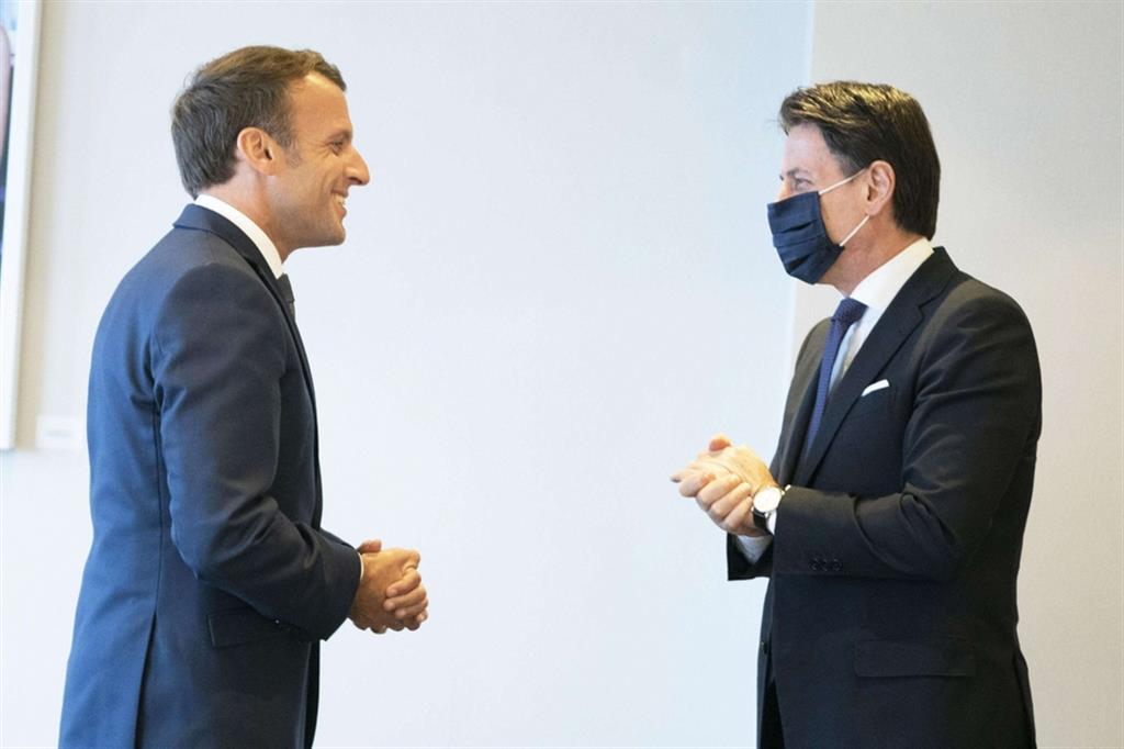 Il presidente francese Emmanuel Macron e Giuseppe Conte.