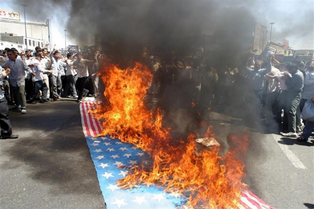 La bandiera americana bruciata in una manifestazione in Iran