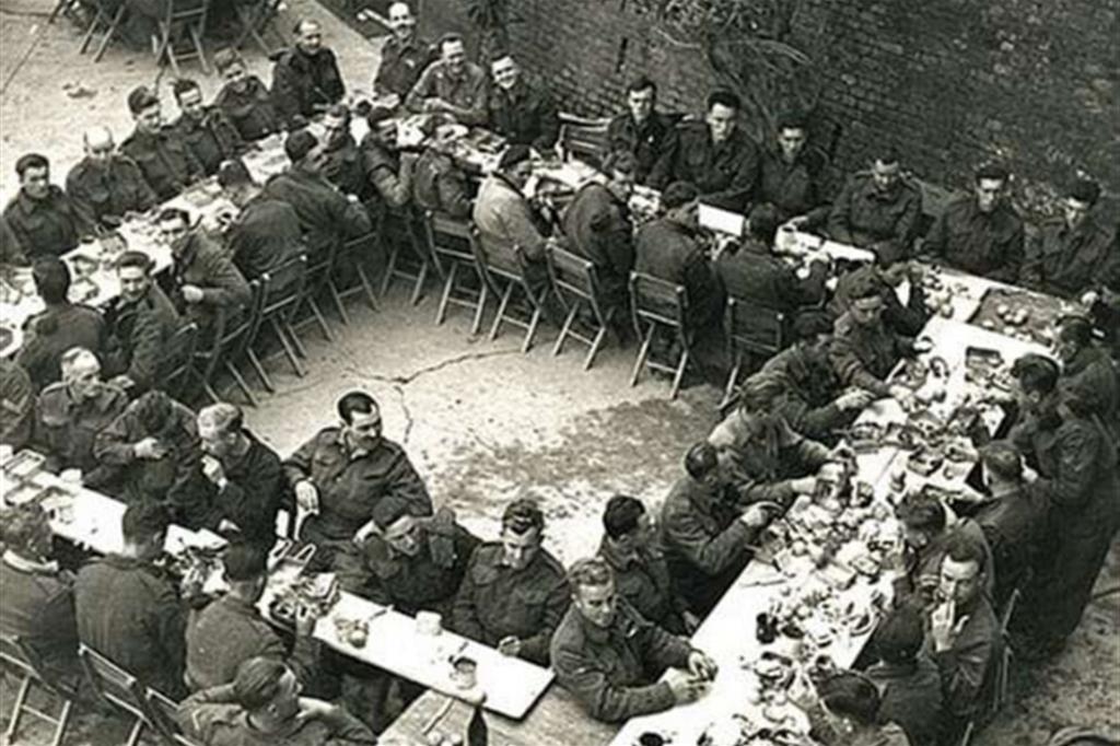 Ortona, 25 dicembre 1943: soldati  canadesi al pranzo di Natale nella chiesa di Santa Maria di Costantinopoli, prima di riprendere a combattere e a morire fra le macerie