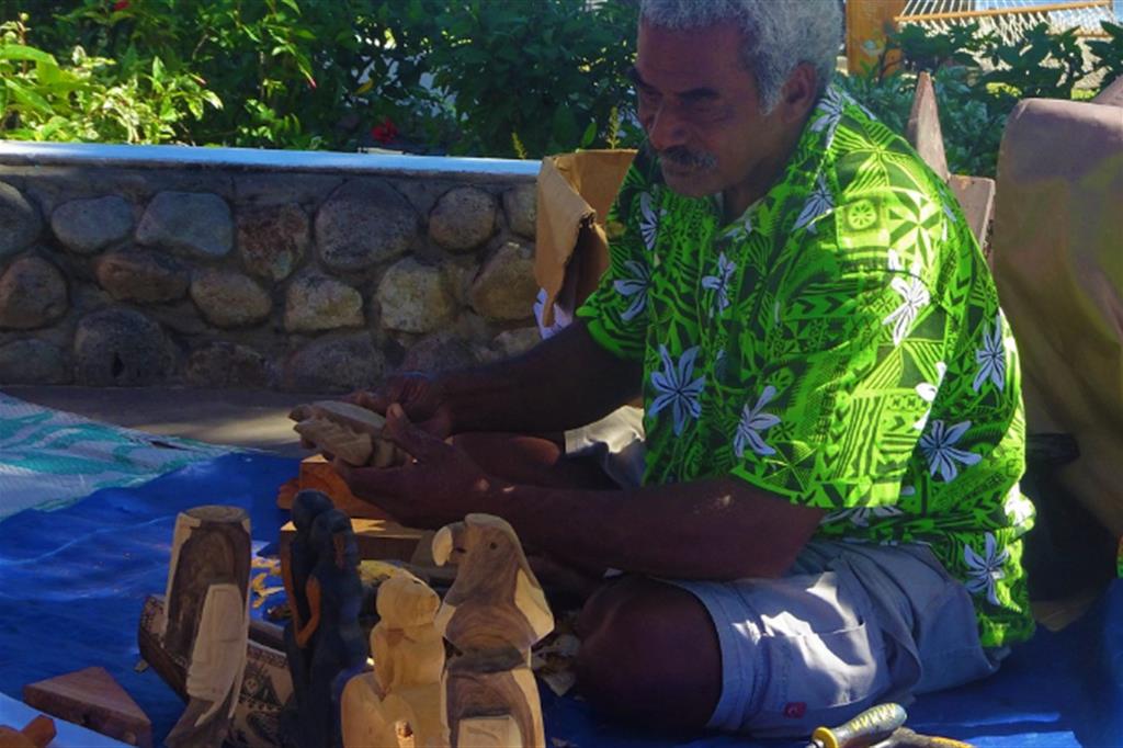 Unintagliatore di legno alle isole Fiji