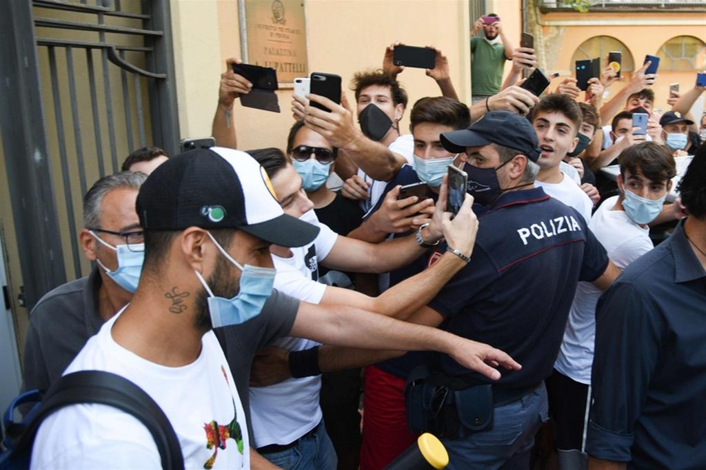 Il calciatore uruguaiano Luis Suárez a Perugia, dove ha sostenuto l’esame, il 17 settembre scorso