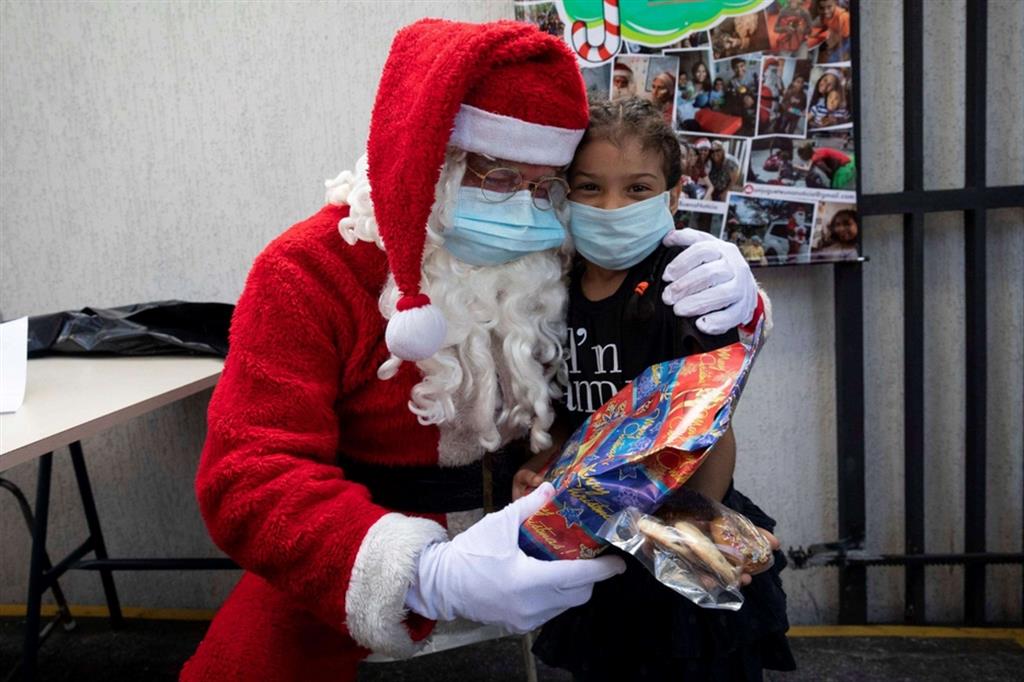 Babbo Natale con la mascherina, ma con l'autorizzazione a muoversi liberamente tra il 24 e il 25 dicembre