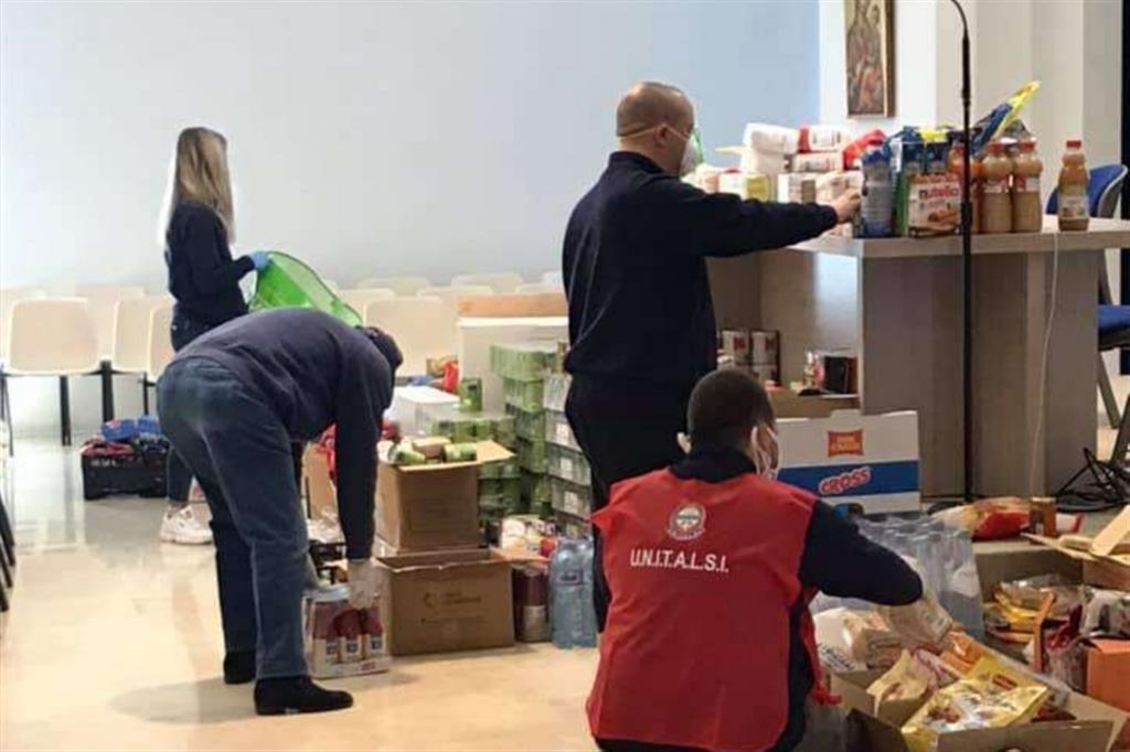 I volontari dell'Unitalsi di Fiuggi preparano pacchi viveri per le famiglie in difficoltà