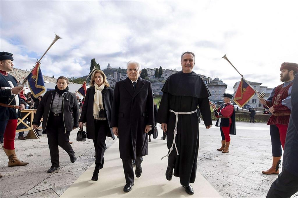 Padre Mauro Gambetti, custode del Sacro Convento di Assisi, accoglie il presidente Mattarella nella città umbra il 14 dicembre 2019