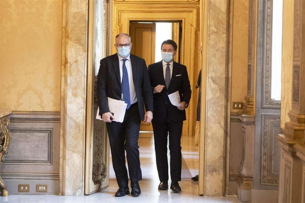 Il ministro dell’economia Roberto Gualtieri con il premier Giuseppe Conte
