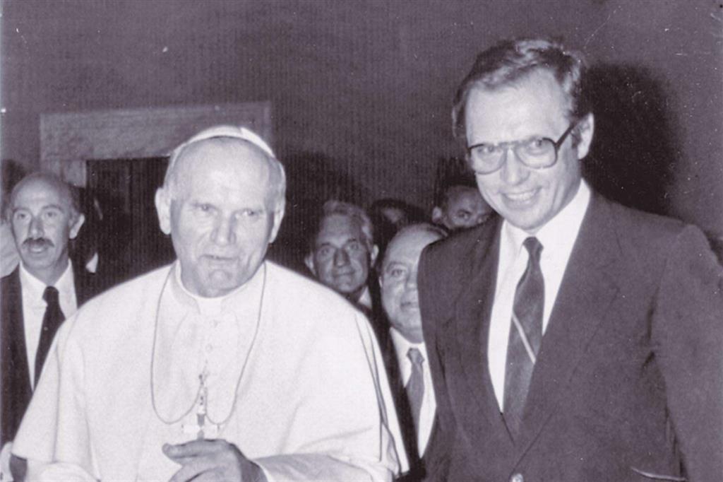 Giovanni Paolo II e il regista polacco Krzysztof Zanussi nel 1981